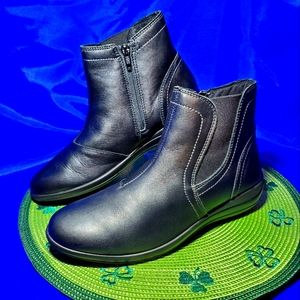 Imac italian made side zip Leather Chelsea ankle boot Women's size 8 US Black